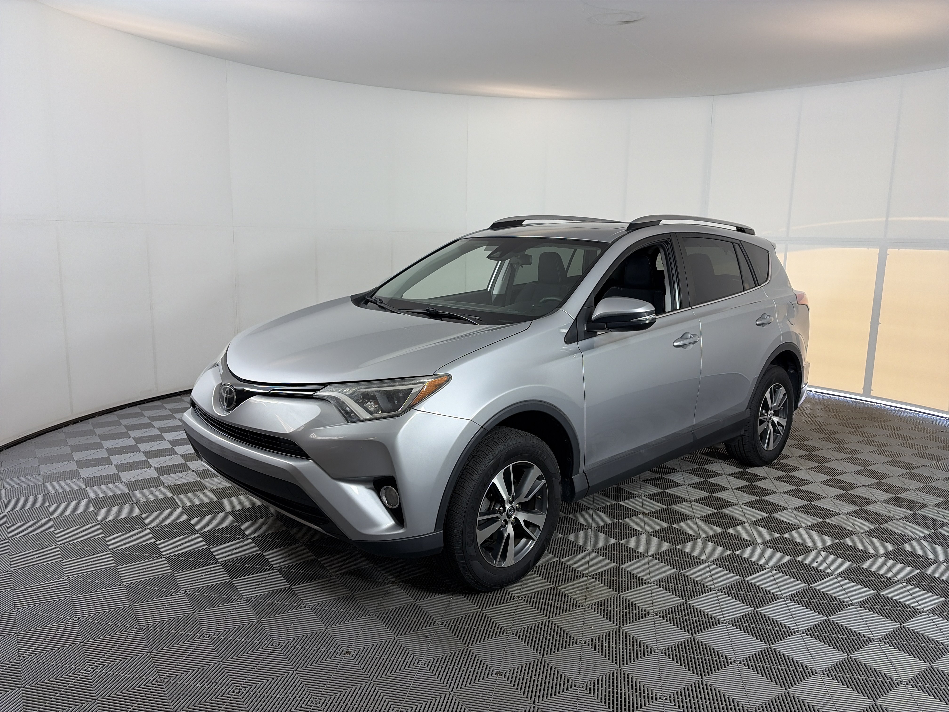 Used 2018 Toyota RAV4 XLE FWD image 2