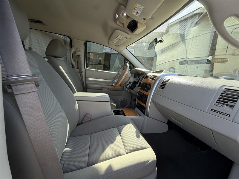 Used 2007 Chrysler Aspen Limited RWD image 12
