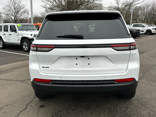 Used 2023 Jeep Grand Cherokee Altitude AWD/4WD image 3