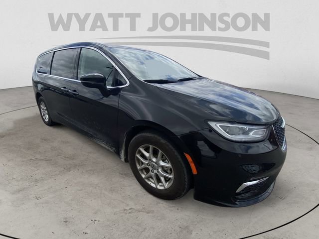 Used 2023 Chrysler Pacifica Touring-L FWD image 12