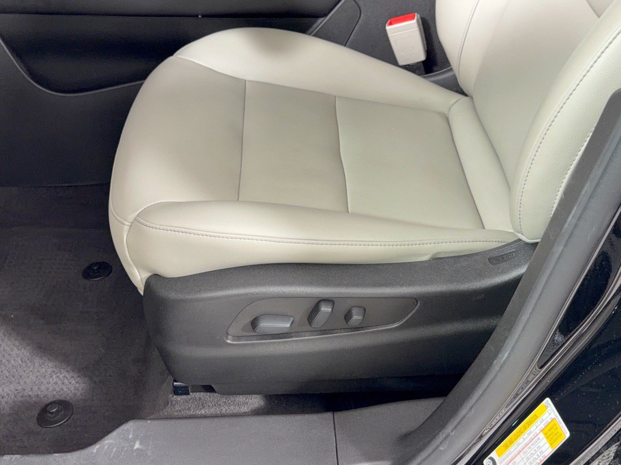 Used 2022 Cadillac XT4 Luxury w/ Cold Weather Package FWD image 16