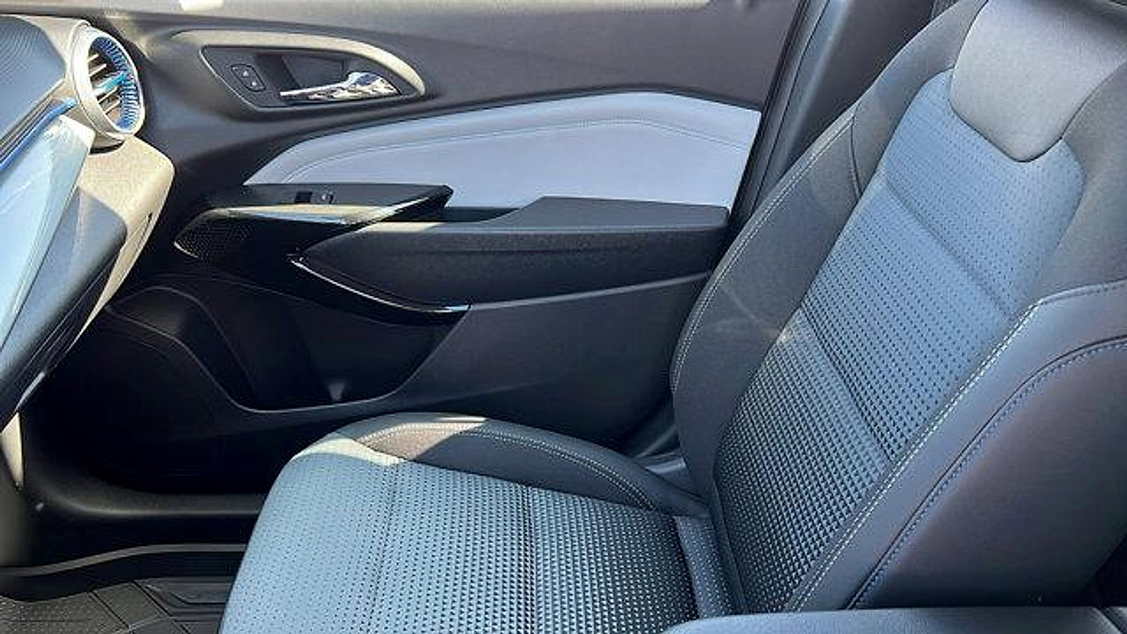 New 2026 Chevrolet Trax LT w/ Sunroof Package image 19