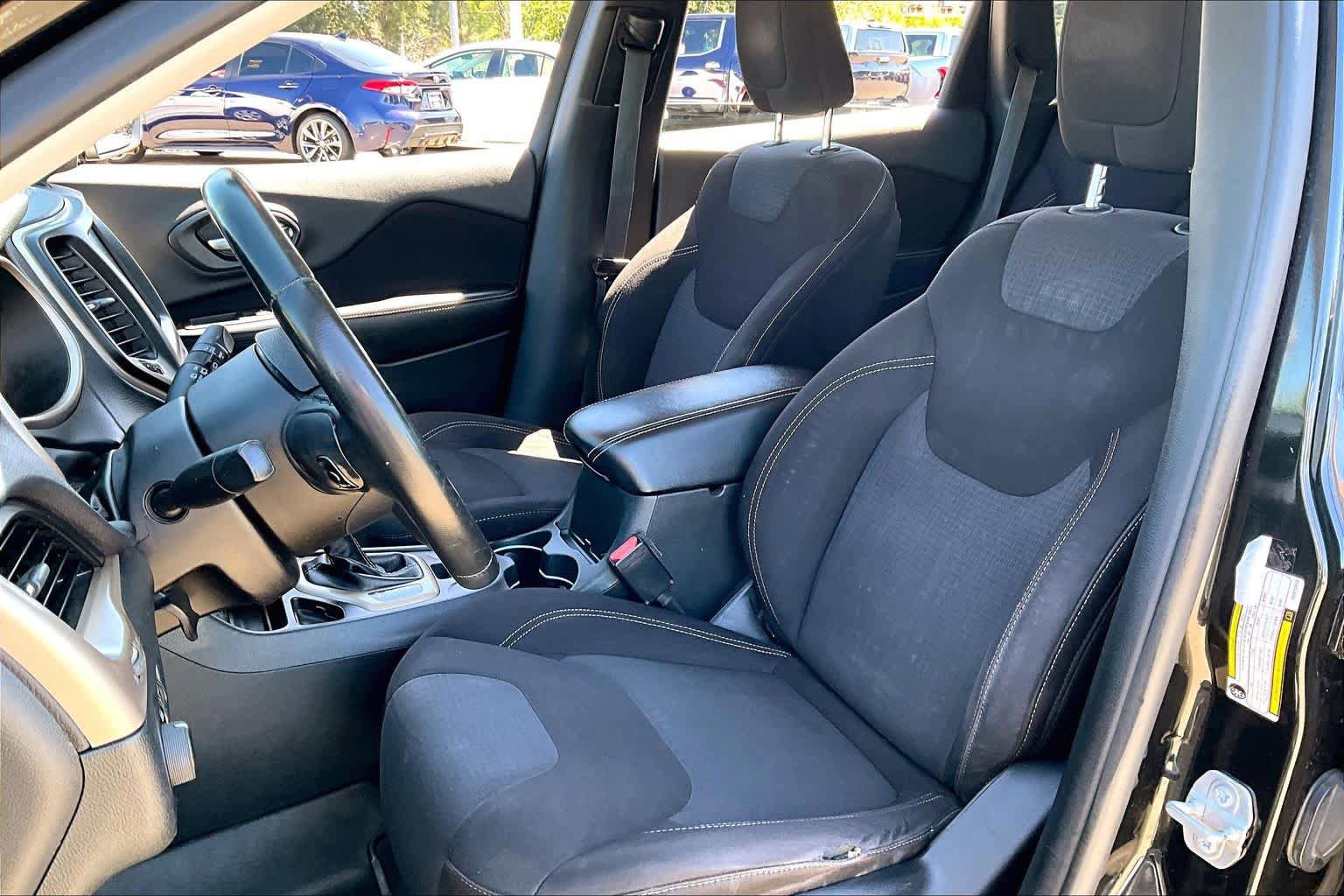 Used 2016 Jeep Cherokee Latitude FWD image 7
