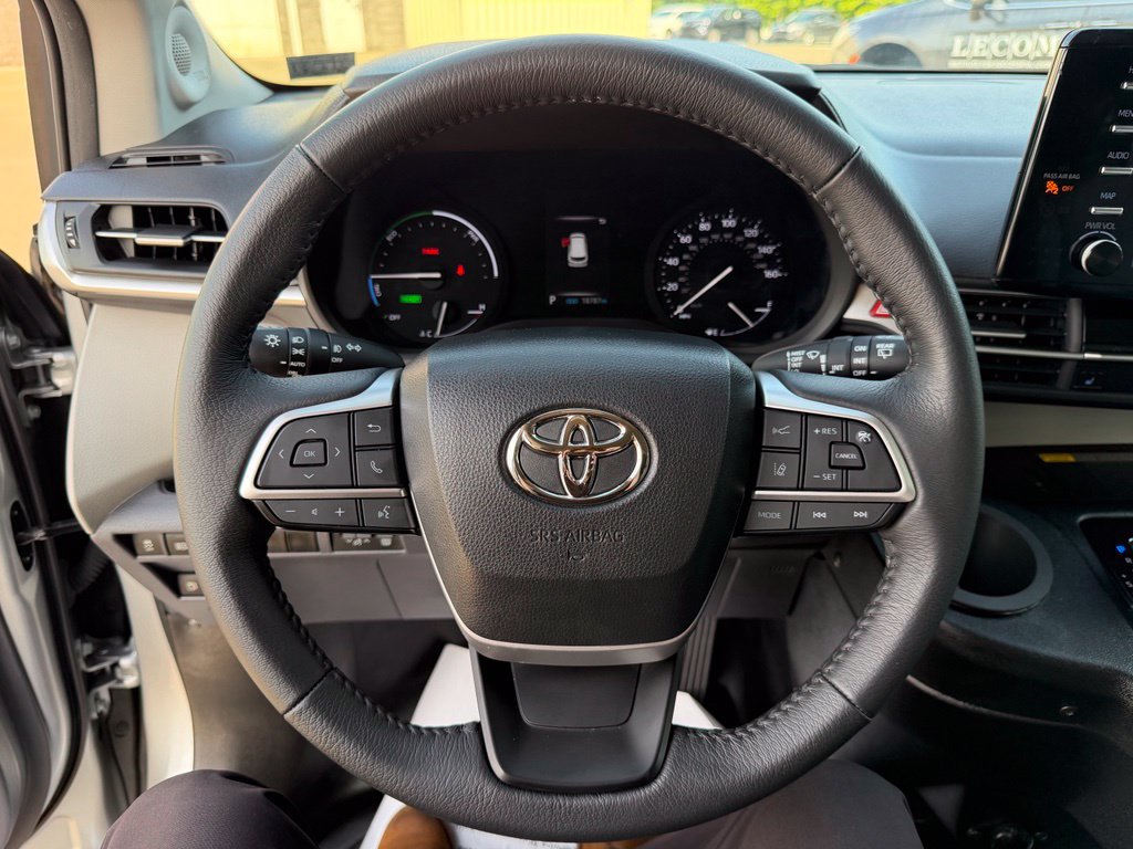 Used 2023 Toyota Sienna XLE w/ XLE Plus Package FWD image 13