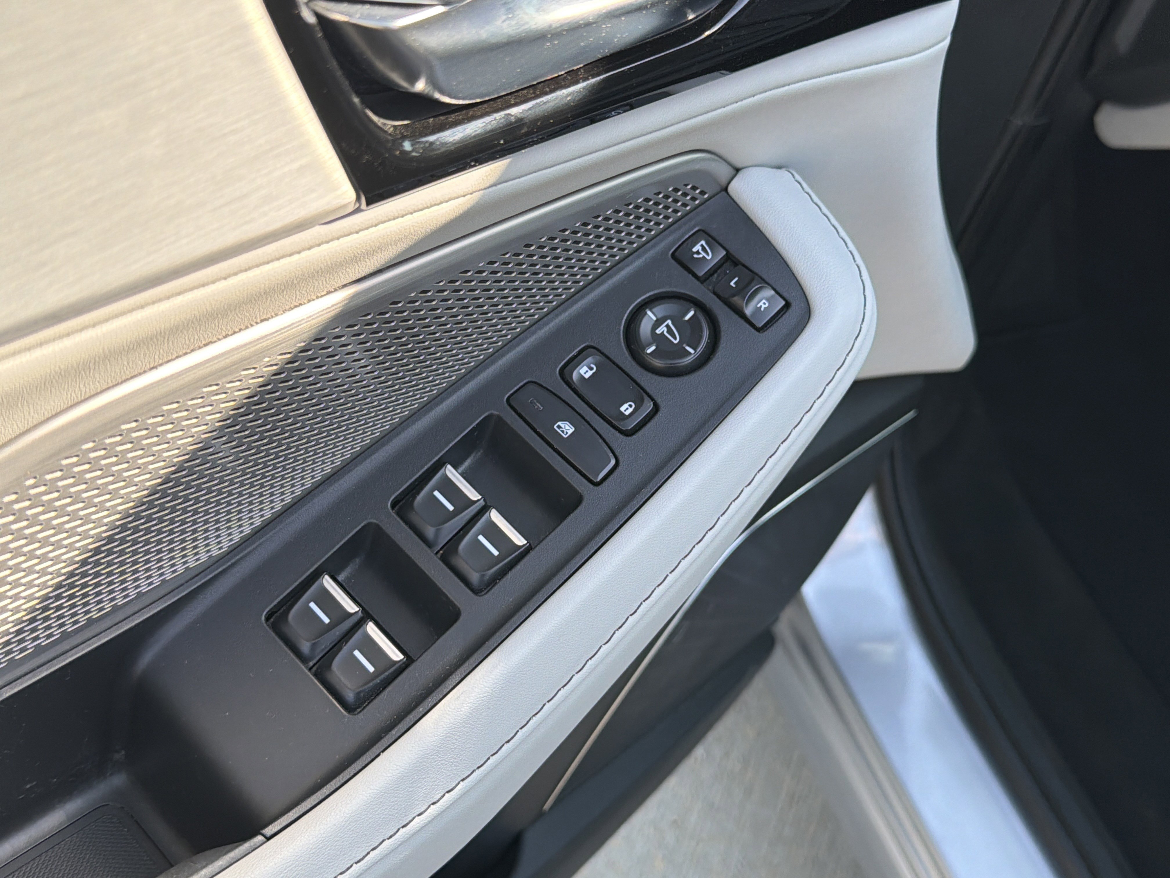 Certified 2024 Acura MDX FWD w/ Technology Package image 15