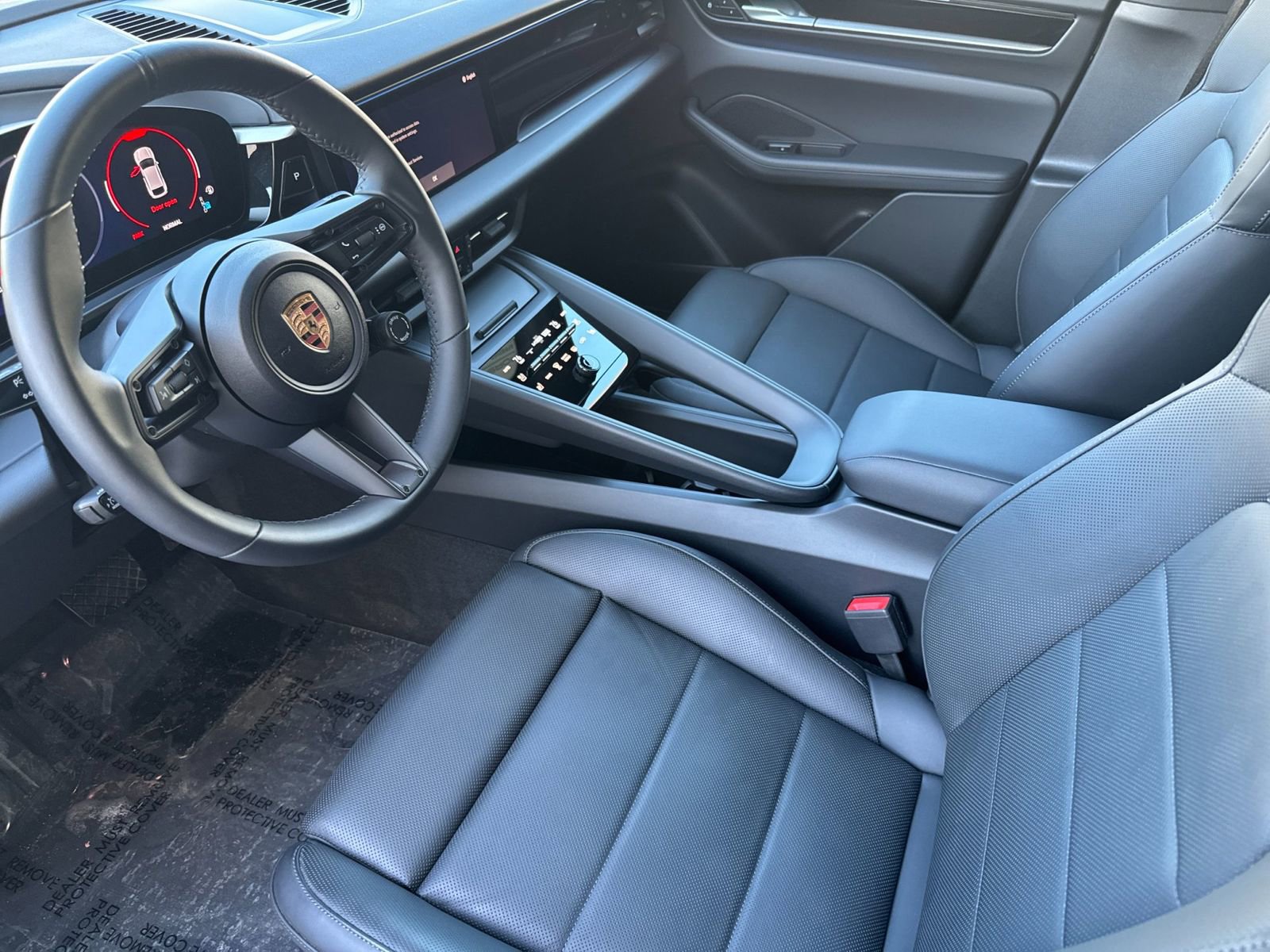 Certified 2025 Porsche Macan Electric image 4