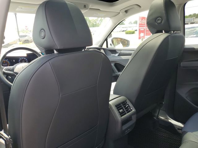 Certified 2025 Volkswagen Tiguan SE w/ Panoramic Sunroof Package AWD/4WD image 14