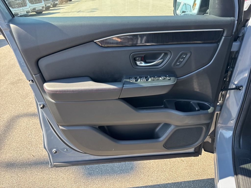 Used 2025 Honda Pilot Black Edition image 28