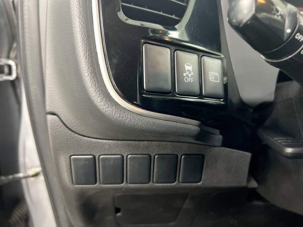Used 2016 Mitsubishi Outlander SE image 18