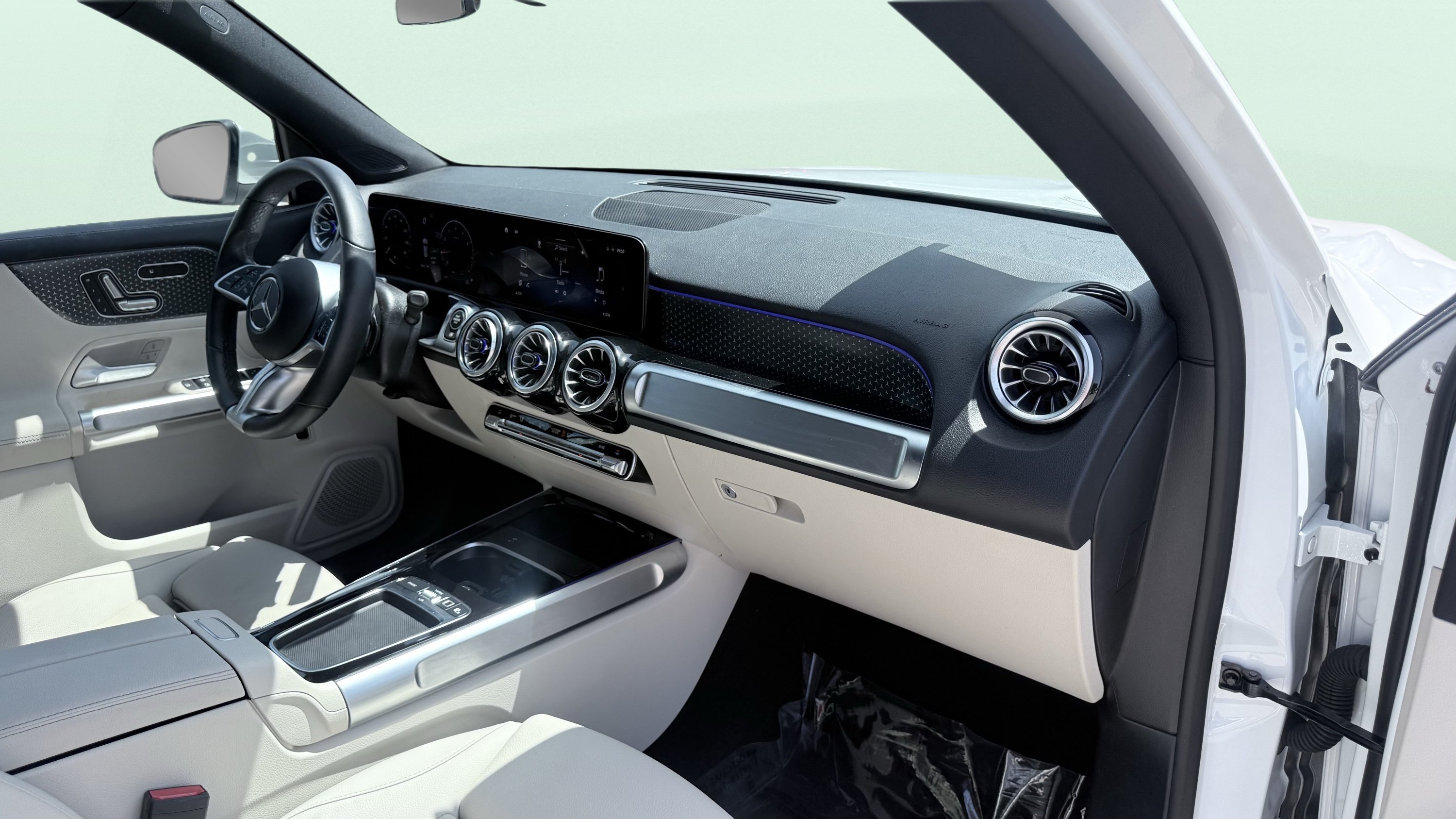 Used 2025 Mercedes-Benz GLB 250 image 45