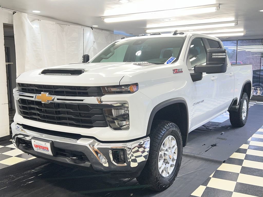 Used 2024 Chevrolet Silverado 2500 LT AWD/4WD image 3