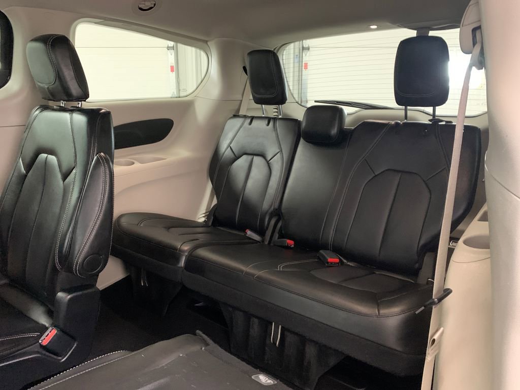 Used 2024 Chrysler Pacifica Touring-L image 19