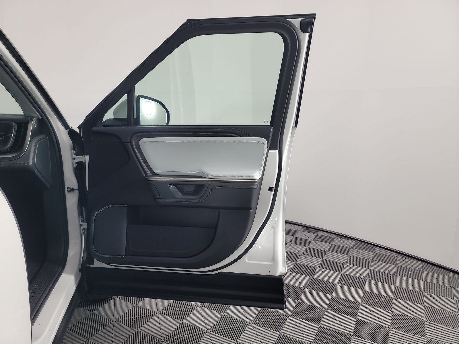 Used 2025 Rivian R1S Adventure AWD/4WD image 18