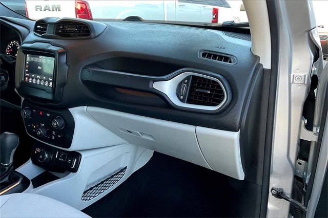 Used 2019 Jeep Renegade Latitude w/ Popular Equipment Group image 16