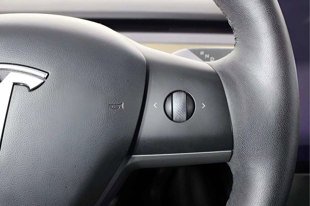 Used 2022 Tesla Model Y Long Range image 11