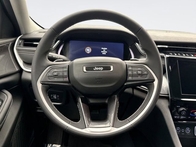 Used 2023 Jeep Grand Cherokee Laredo image 12