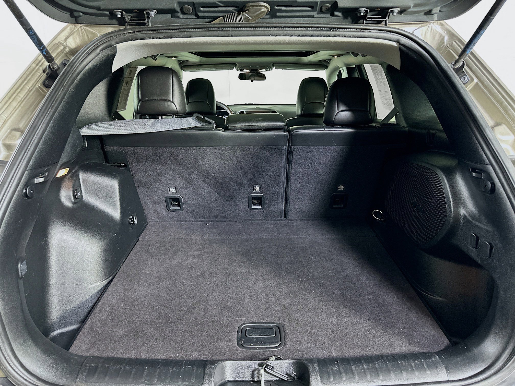 Used 2020 Jeep Cherokee Latitude Plus FWD image 27