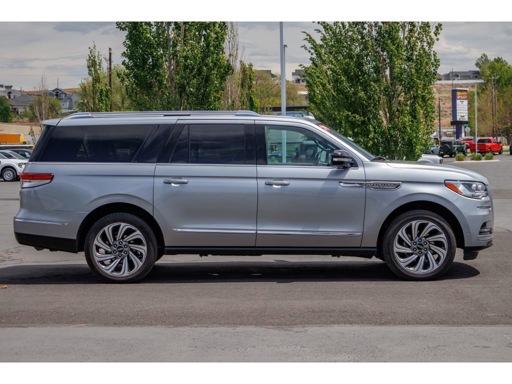 Used 2024 Lincoln Navigator L 4WD image 2