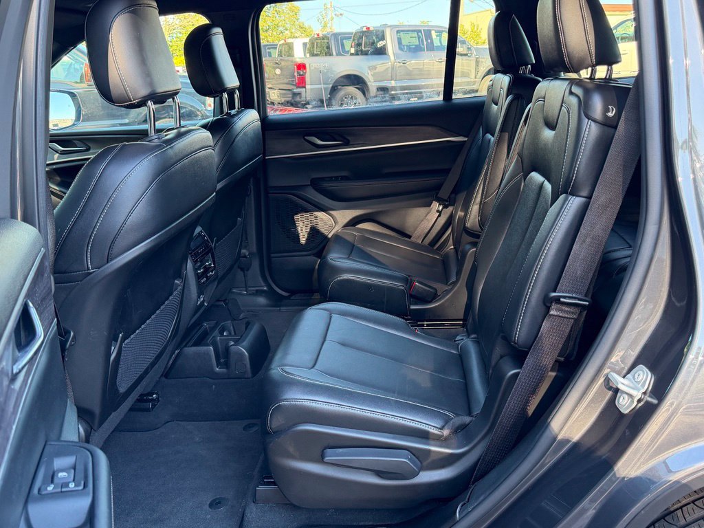 Used 2024 Jeep Grand Cherokee L Limited w/ Black Appearance Package AWD/4WD image 19