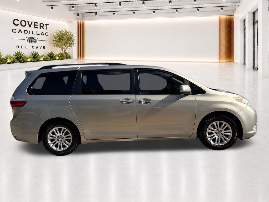Used 2017 Toyota Sienna XLE w/ XLE Navigation Package FWD image 12