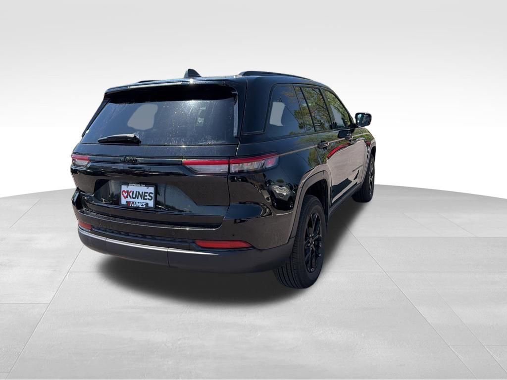 Used 2025 Jeep Grand Cherokee Altitude AWD/4WD image 10