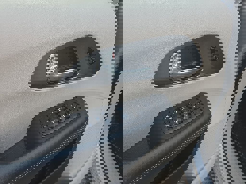 Used 2024 Chrysler Pacifica Touring-L image 15