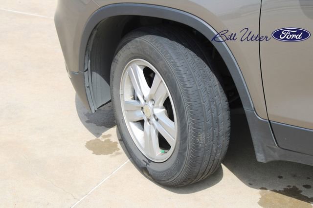 Used 2021 Chevrolet Trax LS w/ Tint and Cruise Package AWD/4WD image 9