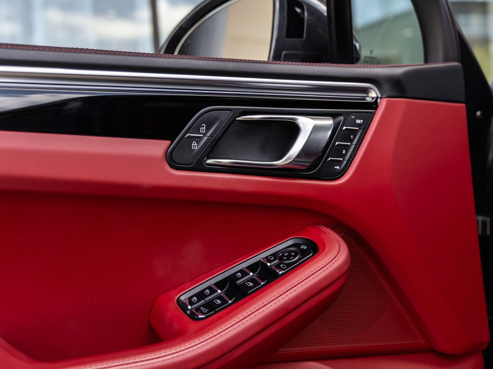 Certified 2024 Porsche Macan S AWD/4WD image 23