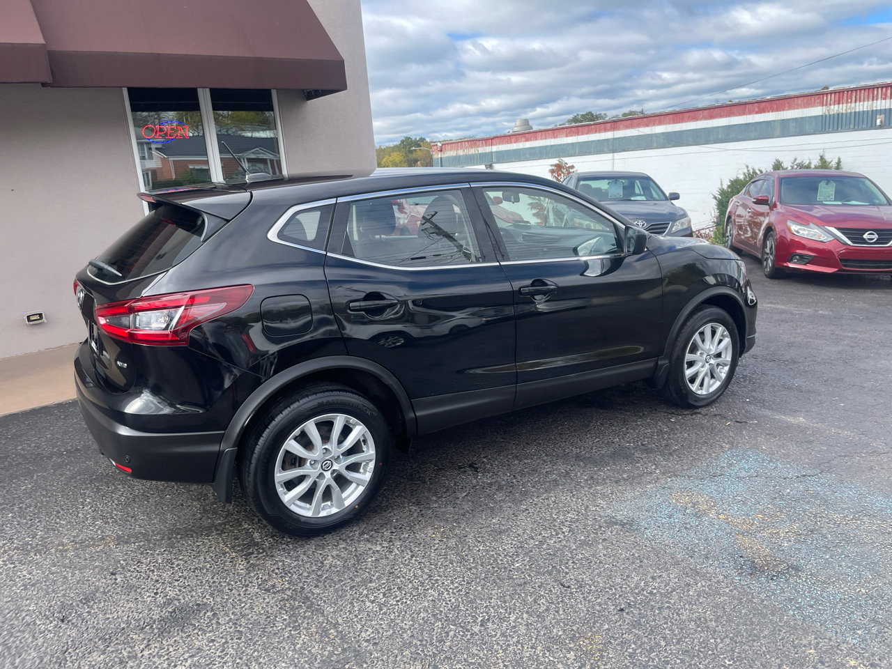 Used 2022 Nissan Rogue Sport S image 5