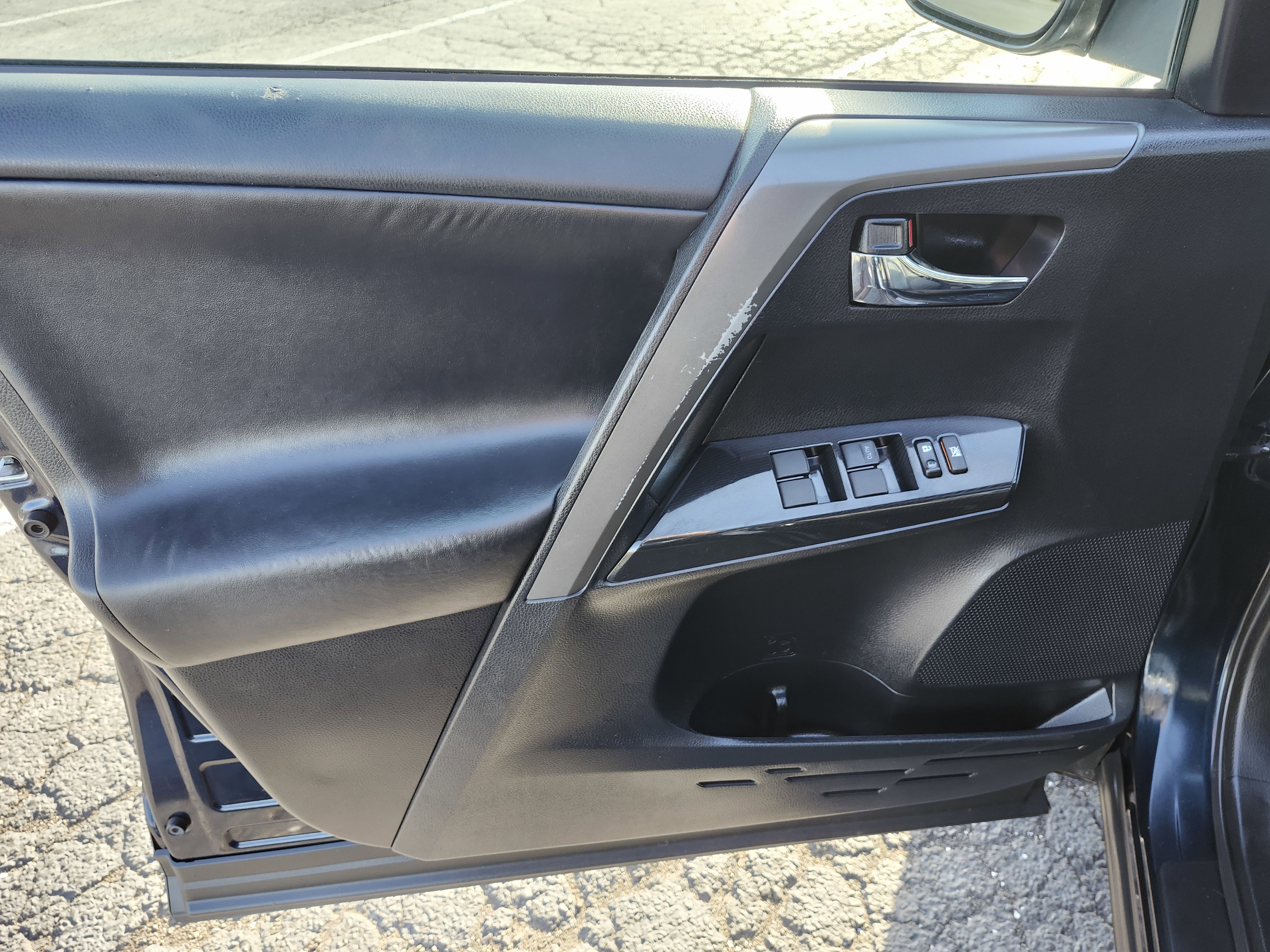 Used 2017 Toyota RAV4 SE image 27