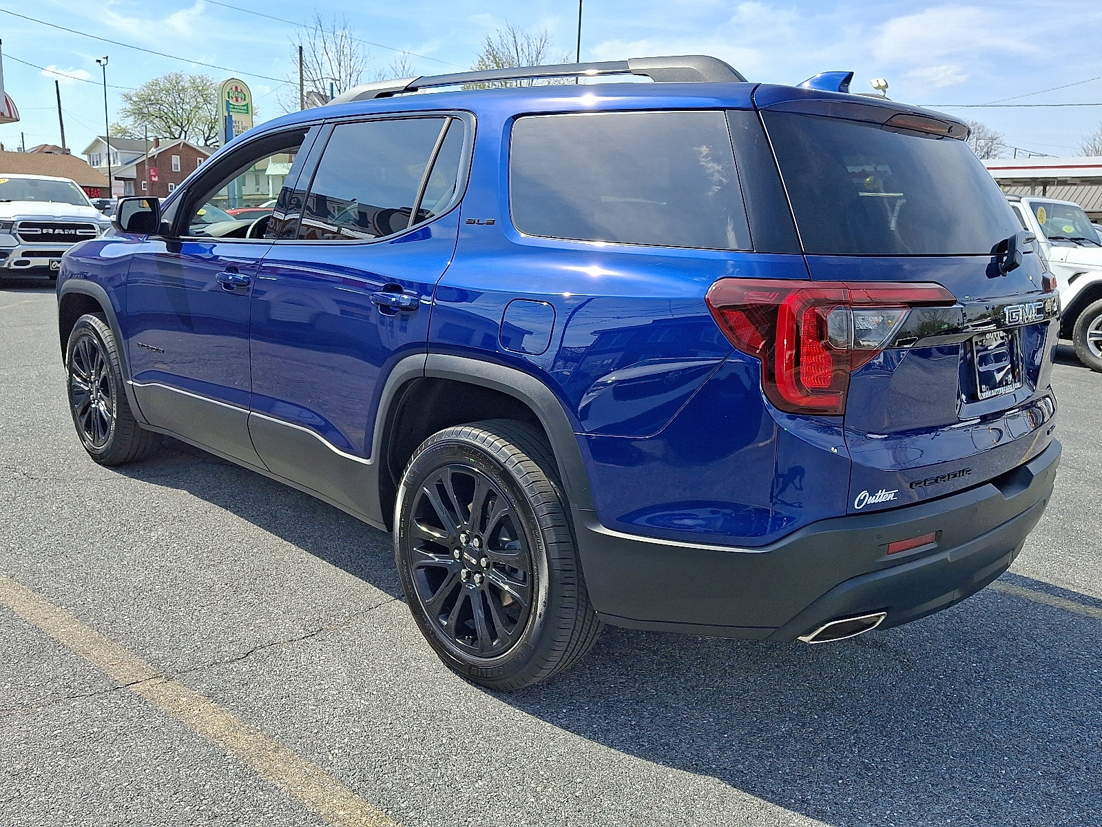 Used 2023 GMC Acadia SLE w/ Driver Convenience Package AWD/4WD image 3