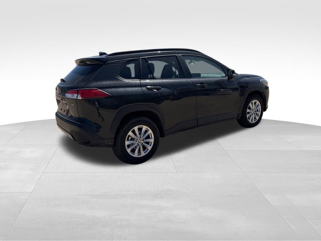 Used 2025 Toyota Corolla Cross LE image 4