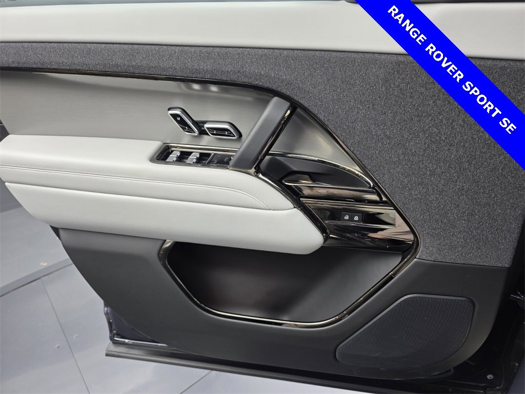 Used 2024 Land Rover Range Rover Sport SE image 26
