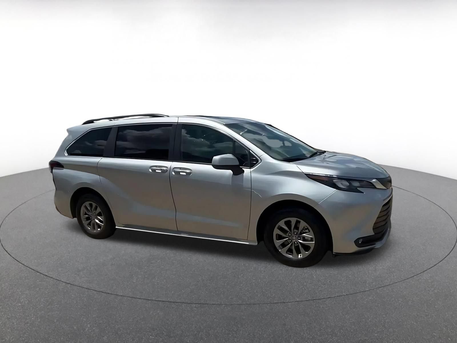 Used 2025 Toyota Sienna XLE FWD image 2