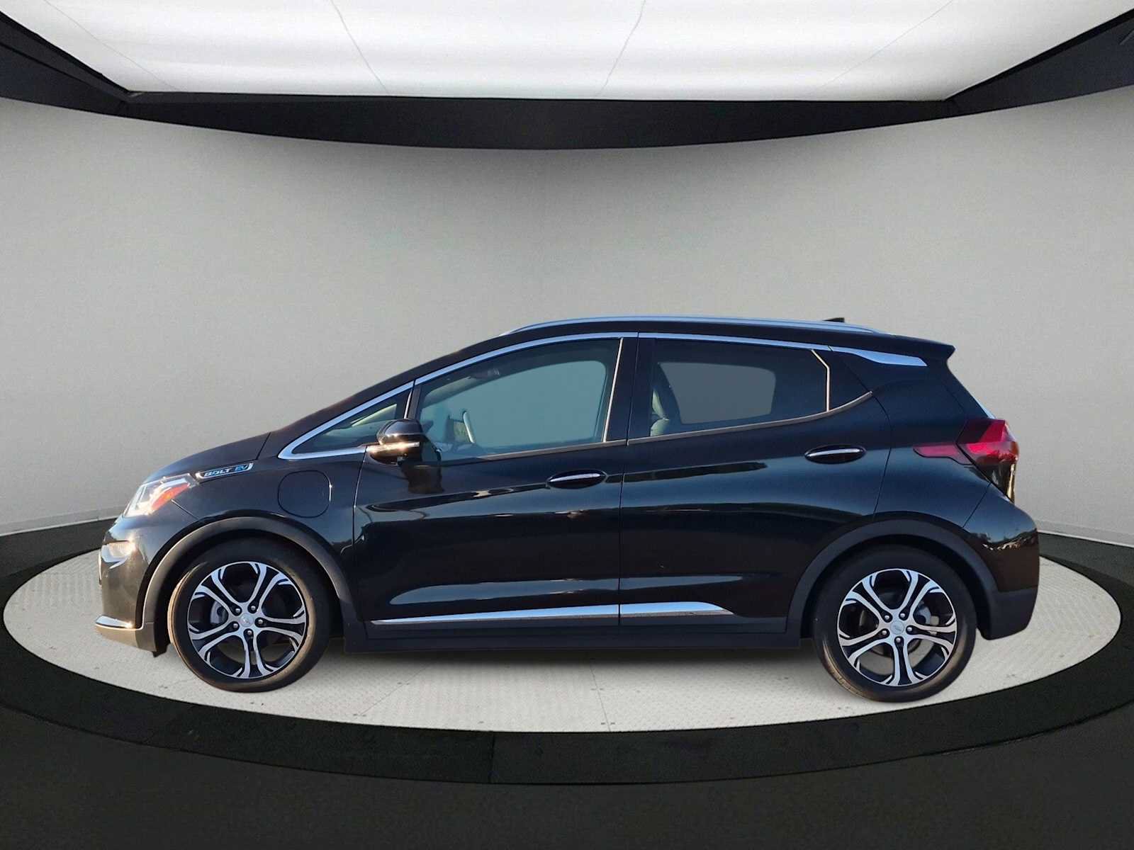 Used 2019 Chevrolet Bolt Premier w/ Infotainment Package FWD image 5