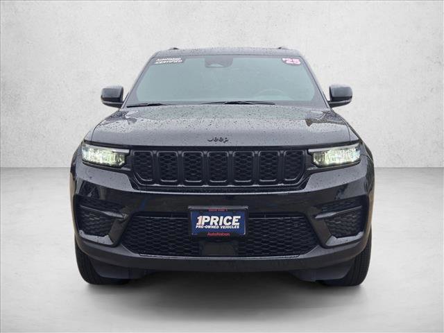 Used 2025 Jeep Grand Cherokee Altitude image 2