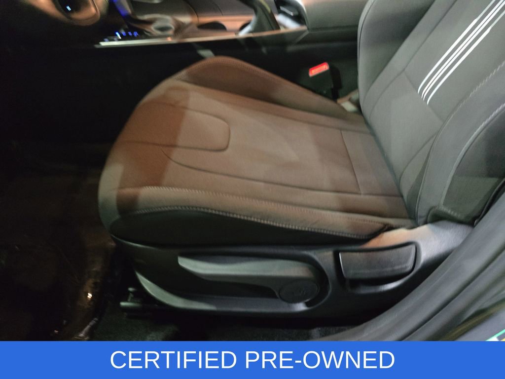 Certified 2025 Hyundai Elantra Sport image 27
