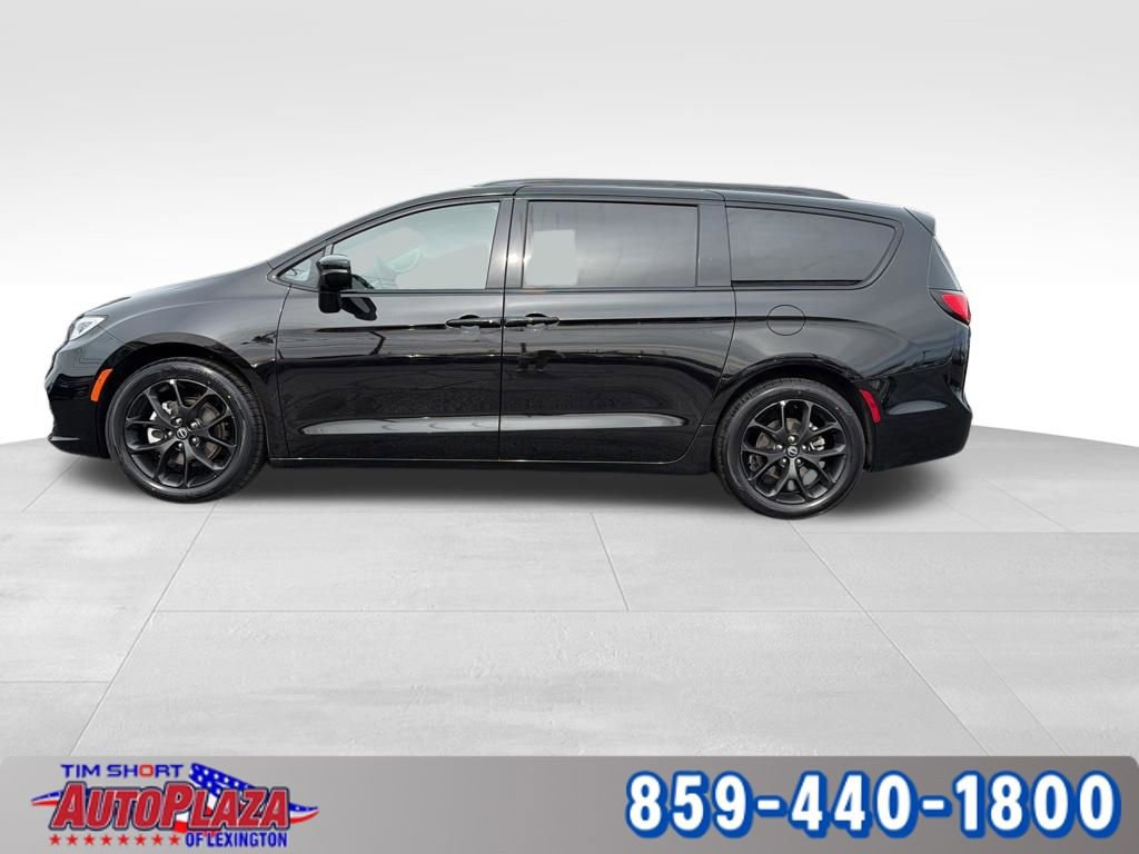 Used 2025 Chrysler Pacifica Limited FWD image 2
