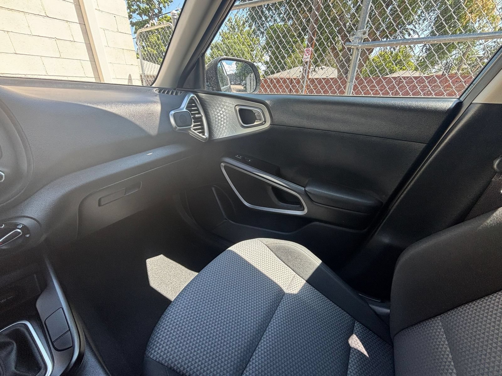 Used 2025 Kia Soul LX w/ LX Technology Package FWD image 31