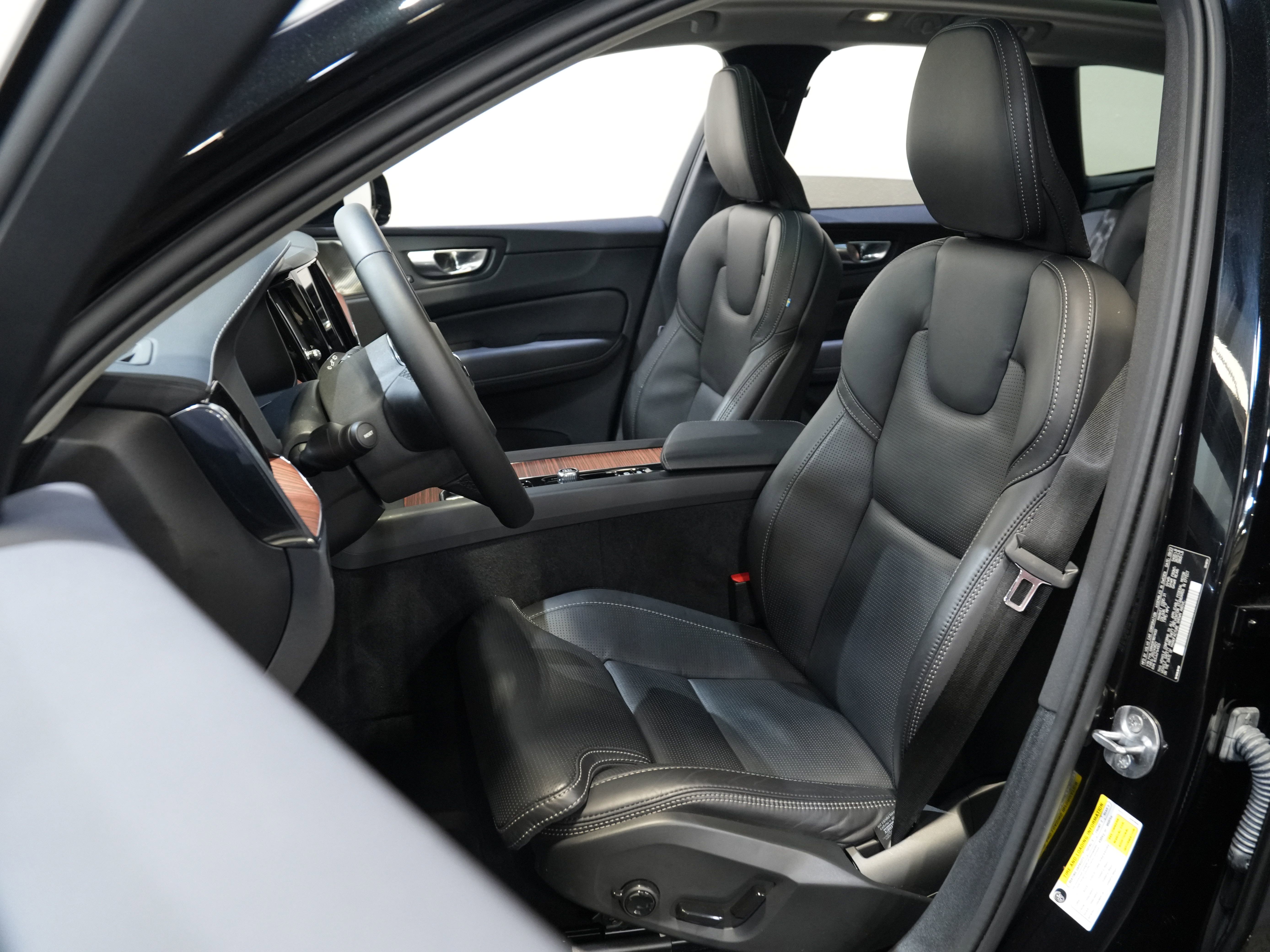 Used 2024 Volvo XC60 B5 Ultimate w/ Protection Package Premier image 29