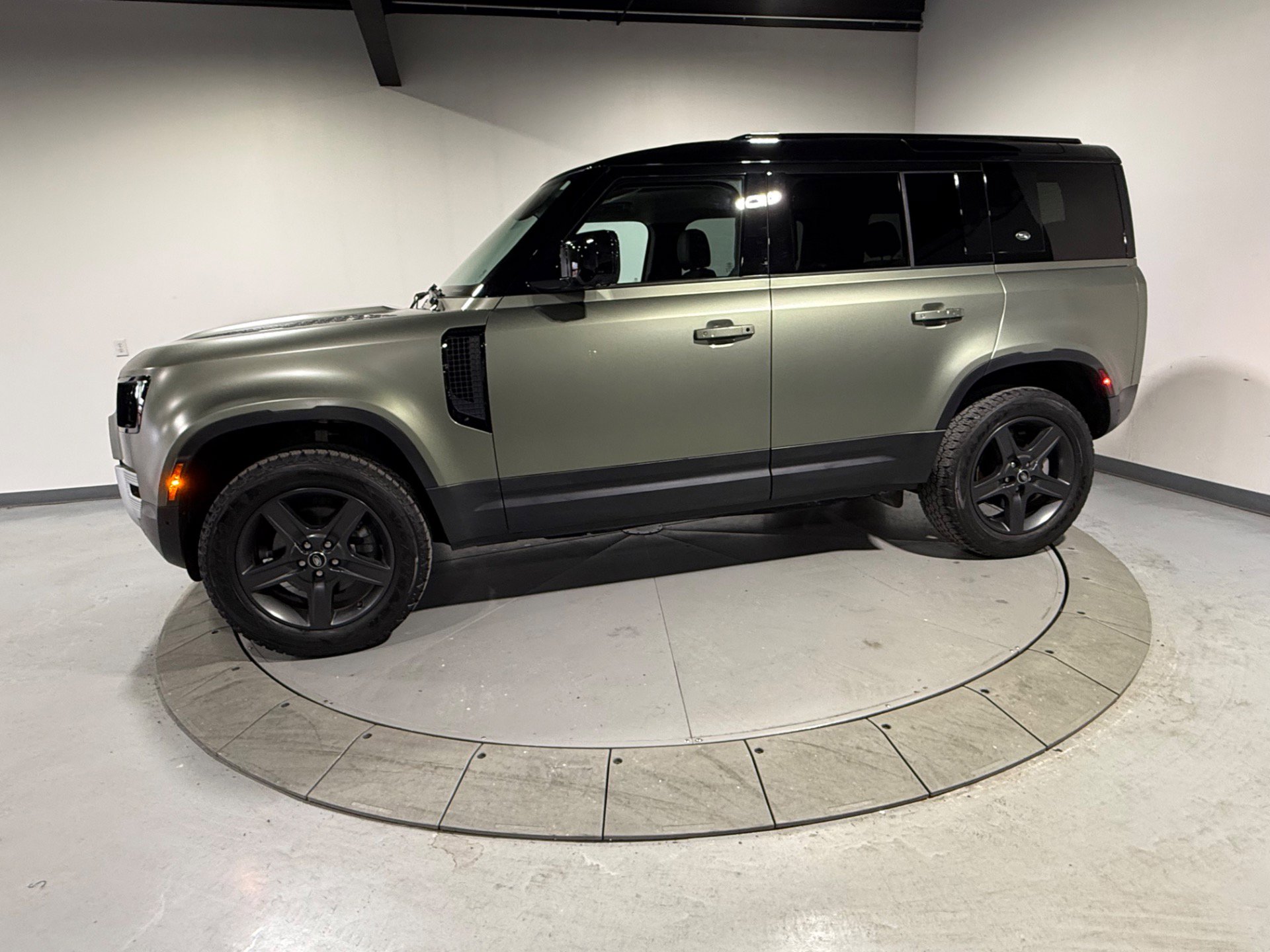 Used 2022 Land Rover Defender 110 S image 4