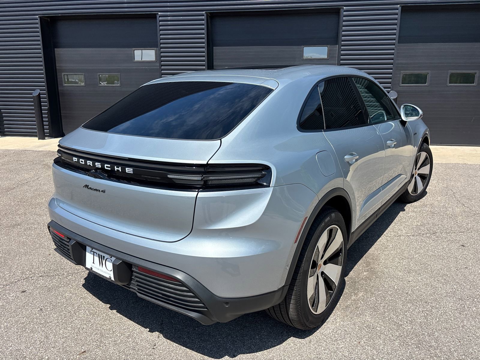 Used 2025 Porsche Macan 4 Electric AWD/4WD image 8