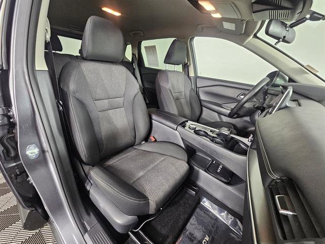 Used 2025 Nissan Rogue SV image 14