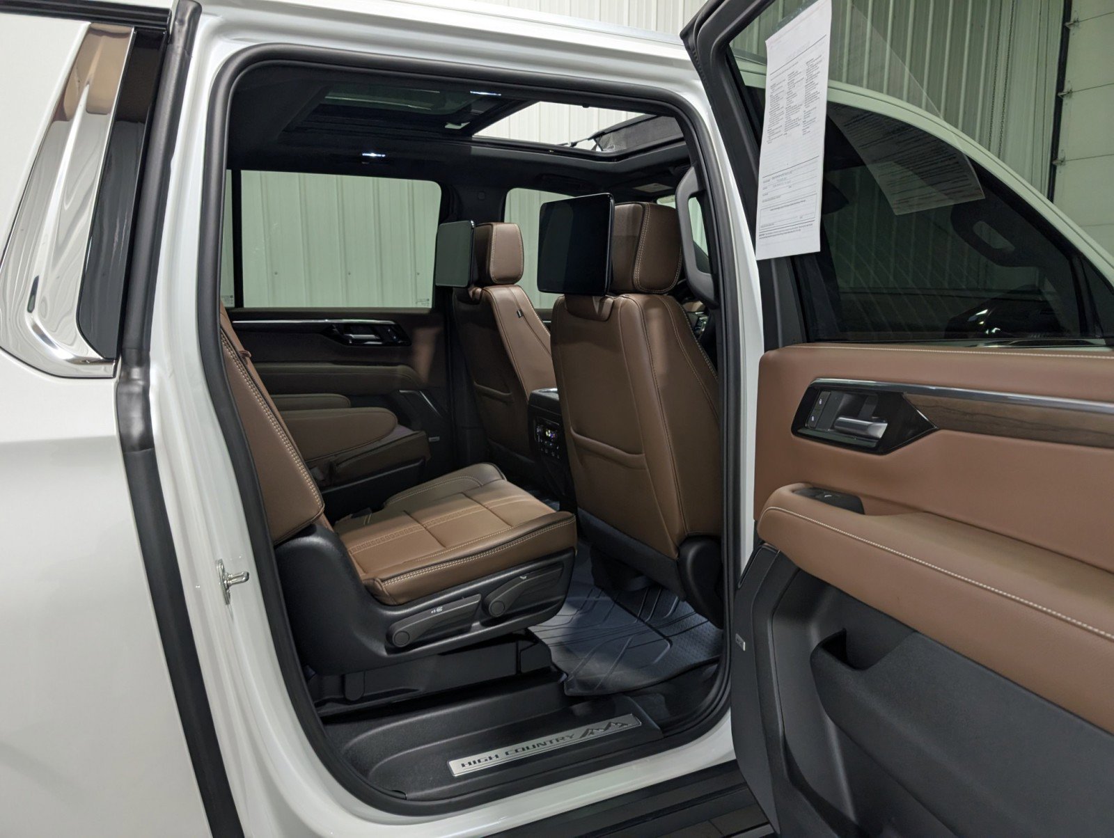 Used 2025 Chevrolet Suburban High Country image 29