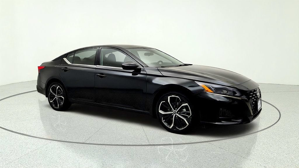 Used 2023 Nissan Altima 2.5 SR w/ SR Premium Package AWD/4WD image 3