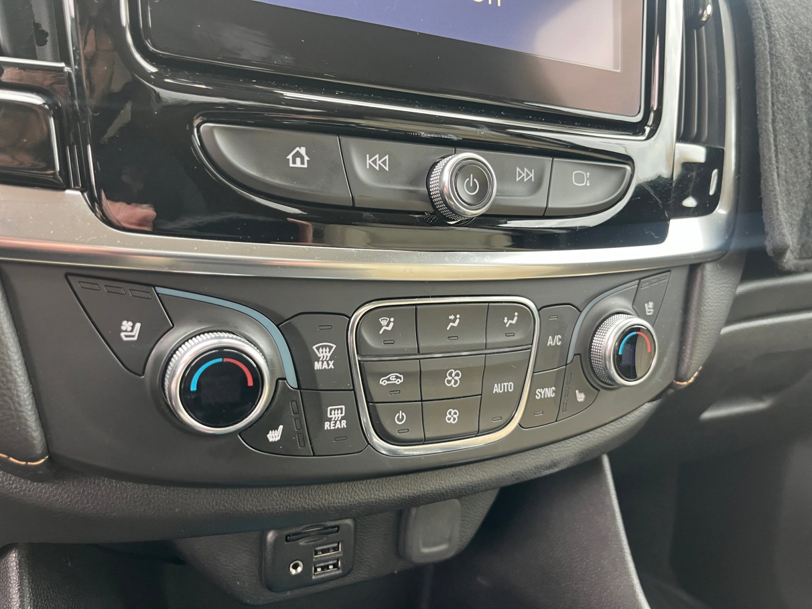 Used 2021 Chevrolet Traverse Premier w/ LPO, Cargo Package image 29