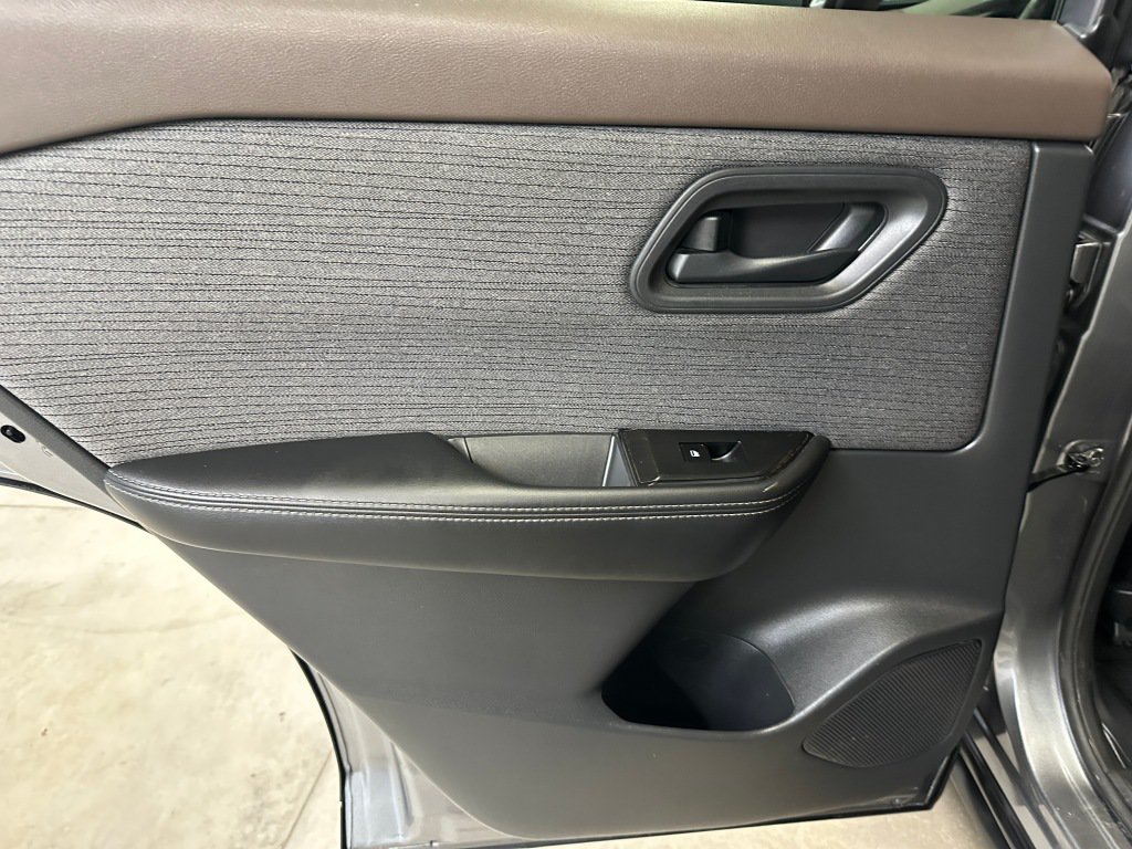 Used 2021 Nissan Rogue S AWD/4WD image 16