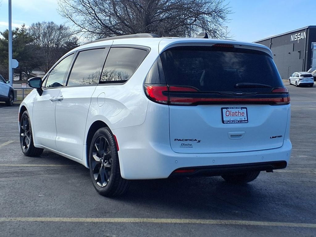 Certified 2025 Chrysler Pacifica Limited image 2