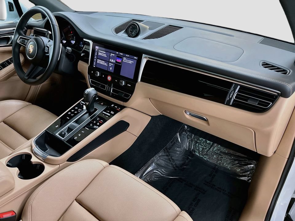 Certified 2026 Porsche Macan AWD/4WD image 31