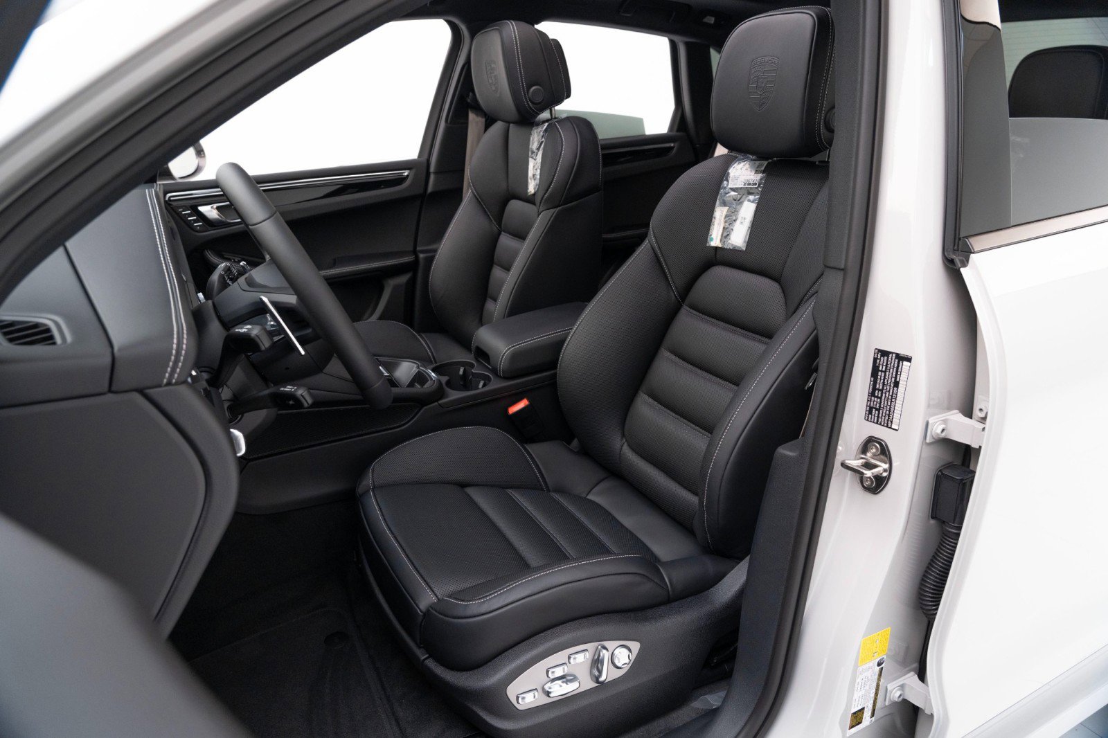 New 2025 Porsche Macan Turbo image 5